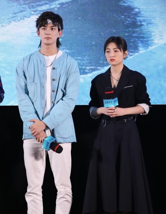 盛夏光年首映张子枫黑裙有韵味吴磊发带配得更有活力