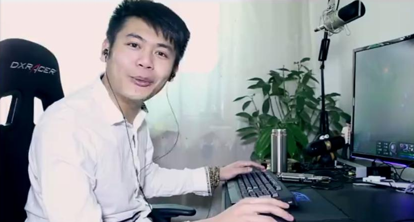 一辈子不会道歉和碧哥连麦后小智怒怼观众一年三百万太落魄