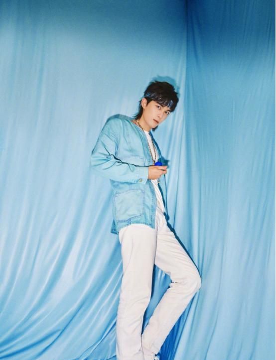 盛夏光年首映张子枫黑裙有韵味吴磊发带配得更有活力