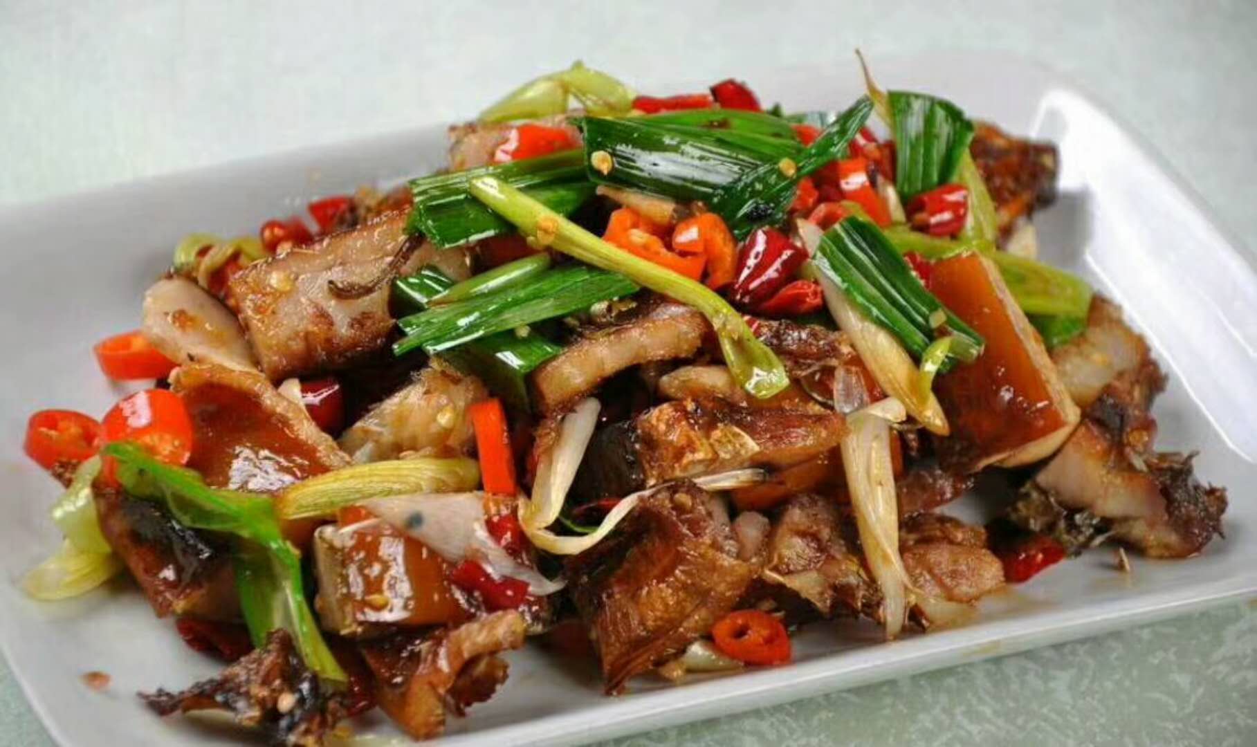 口味咸香鲜辣的剁椒炒腊鱼,风味独特,开胃下饭,值得收藏