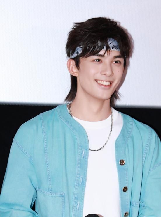 盛夏光年首映张子枫黑裙有韵味吴磊发带配得更有活力