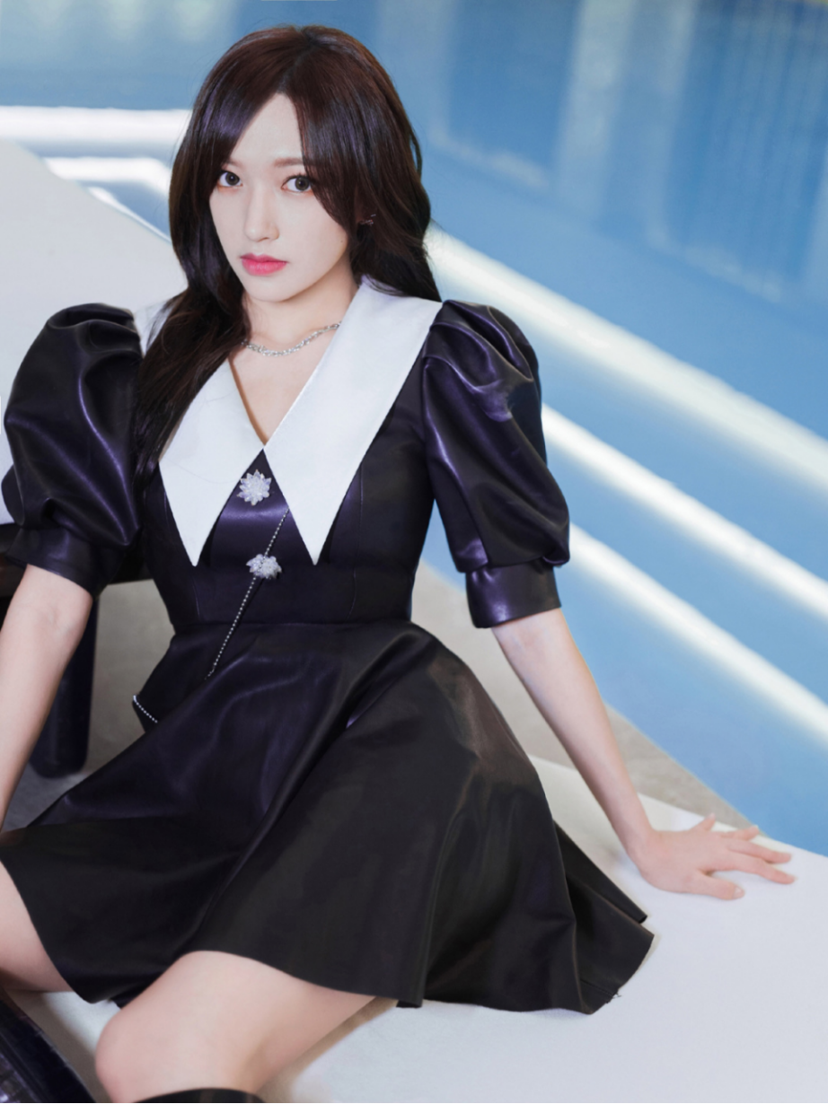 程潇机场穿小黑裙真时髦,照着穿就很美