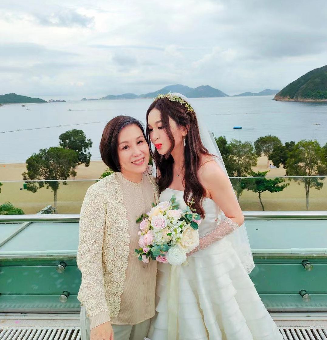 55岁温碧霞庆生排场大!穿白色婚纱美艳似18岁少女,现场大咖云集