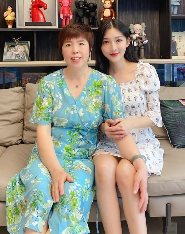 德云社烧饼拍全家福饼嫂虽然是网红脸但打扮甜美依旧很耐看