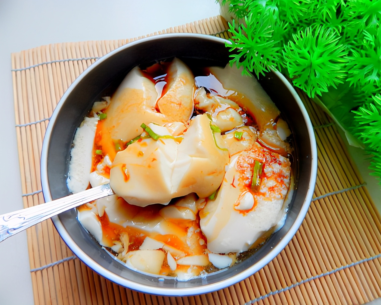 南北方对豆腐脑的吃法不一样,比如南方吃甜豆腐脑,加糖;而北方吃咸