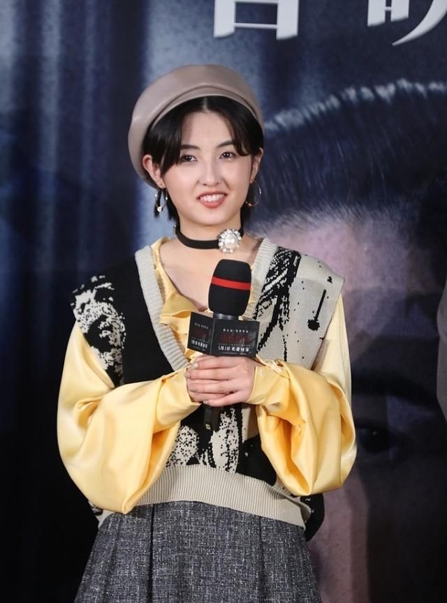 盛夏光年首映张子枫黑裙有韵味吴磊发带配得更有活力