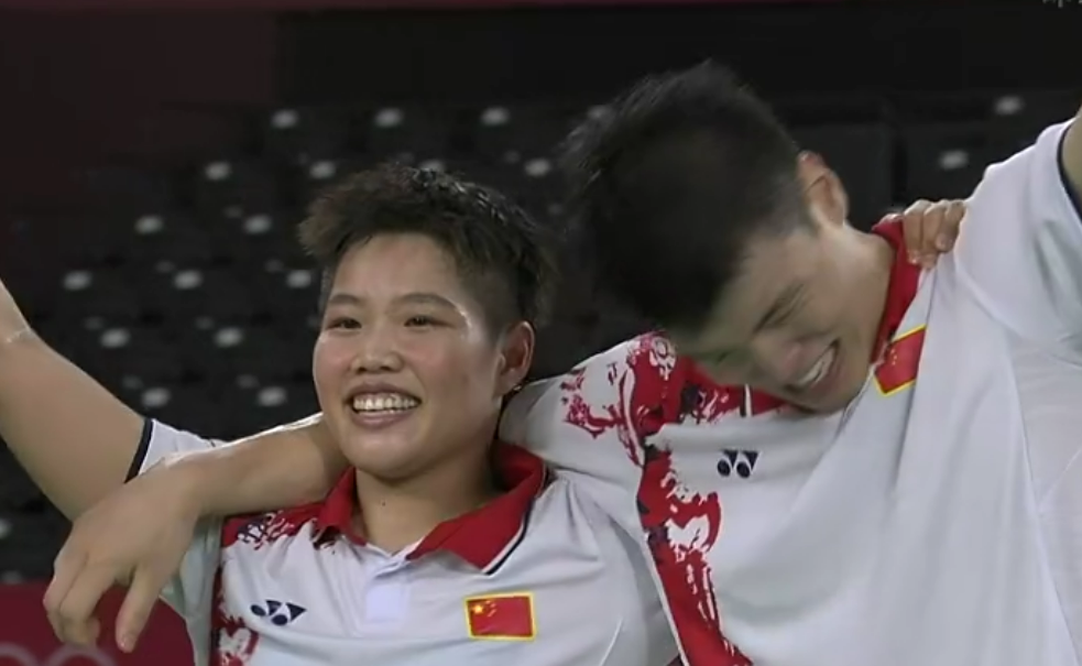 掀翻头号种子夺冠王懿律黄东萍拥抱在一起男选手被扑倒在地