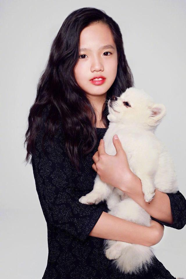 钟丽缇为二女儿庆生13岁张思捷红唇抢镜与异性合影亲密引关注