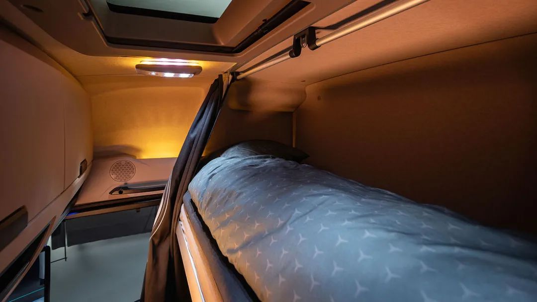 驾驶舱里还可以选装一种新的负载显示器,它可以显示牵引车和挂车的总