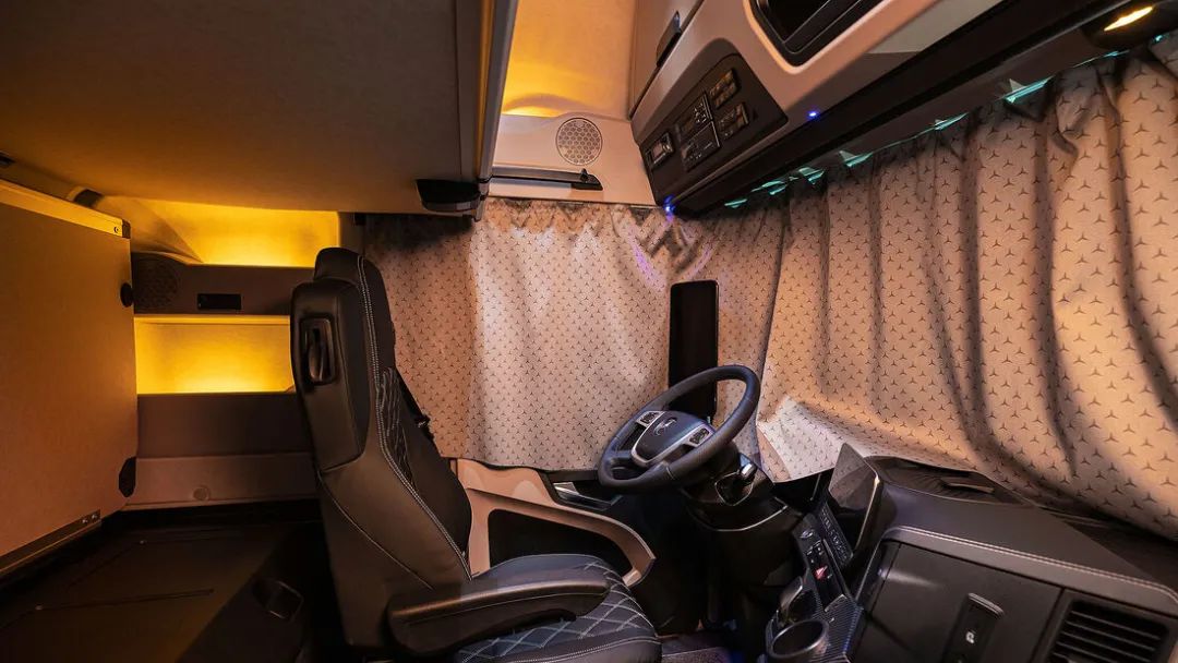 它可以显示牵引车和挂车的总重量,以及前轴负荷,即便是采用半空气弹簧