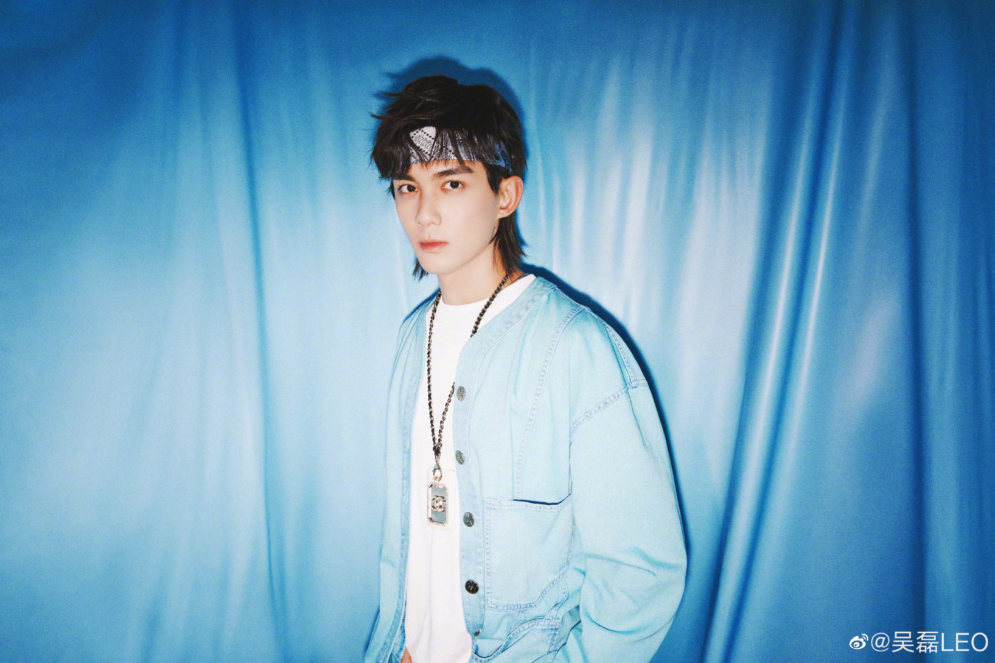 吴磊蓝色纯净大片新鲜出炉酷炫狼尾少年感十足