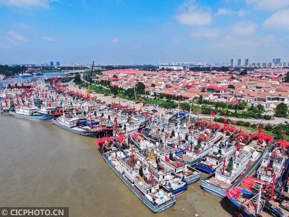 2021年7月30日,在江苏省连云港市赣榆区青口中心渔港,渔民在整理网