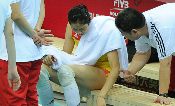 朱婷在联赛中受伤下场。
