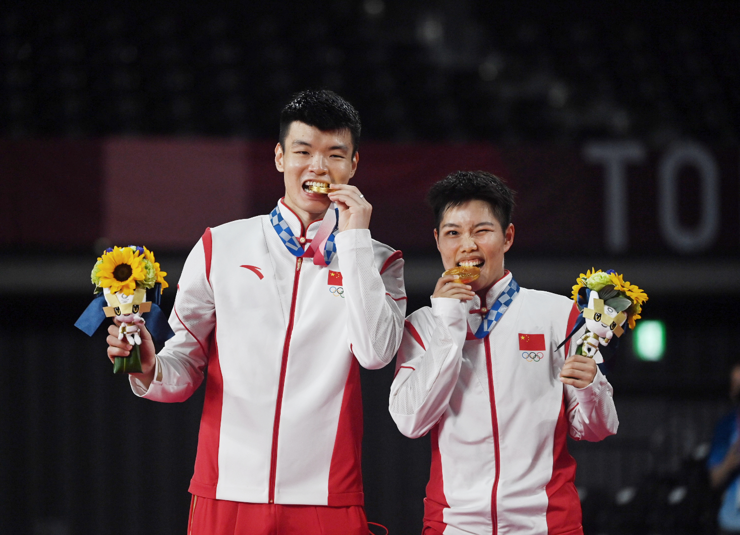 王懿律和黄东萍"啃"下羽毛球混双金牌