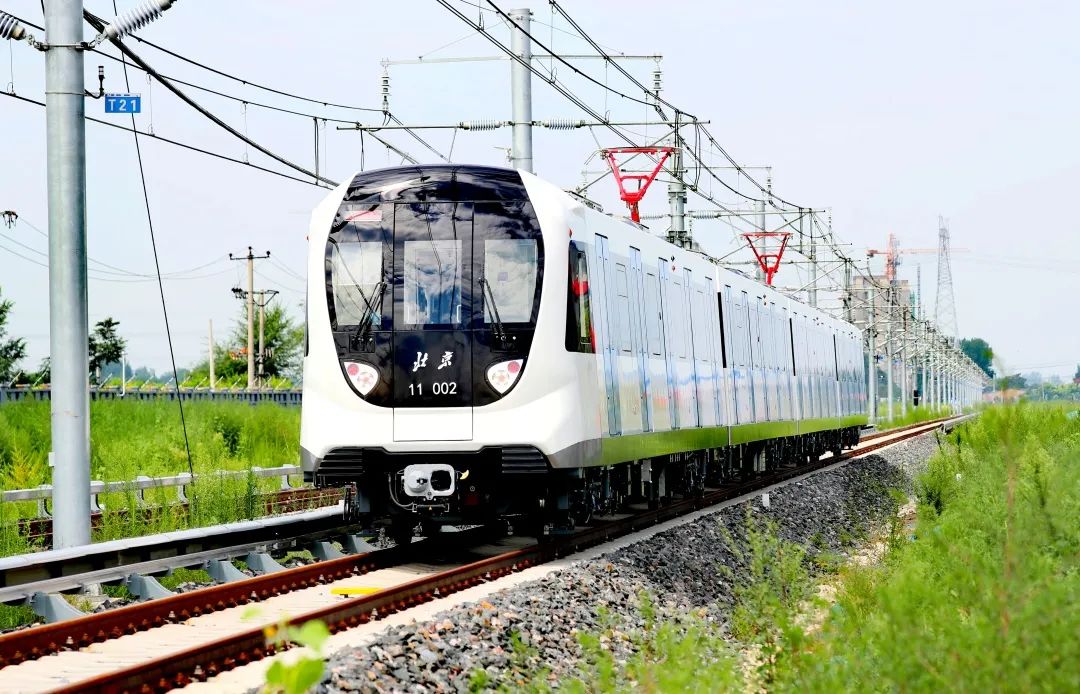 11号线西段首列梦幻冰雪色智能地铁列车下线