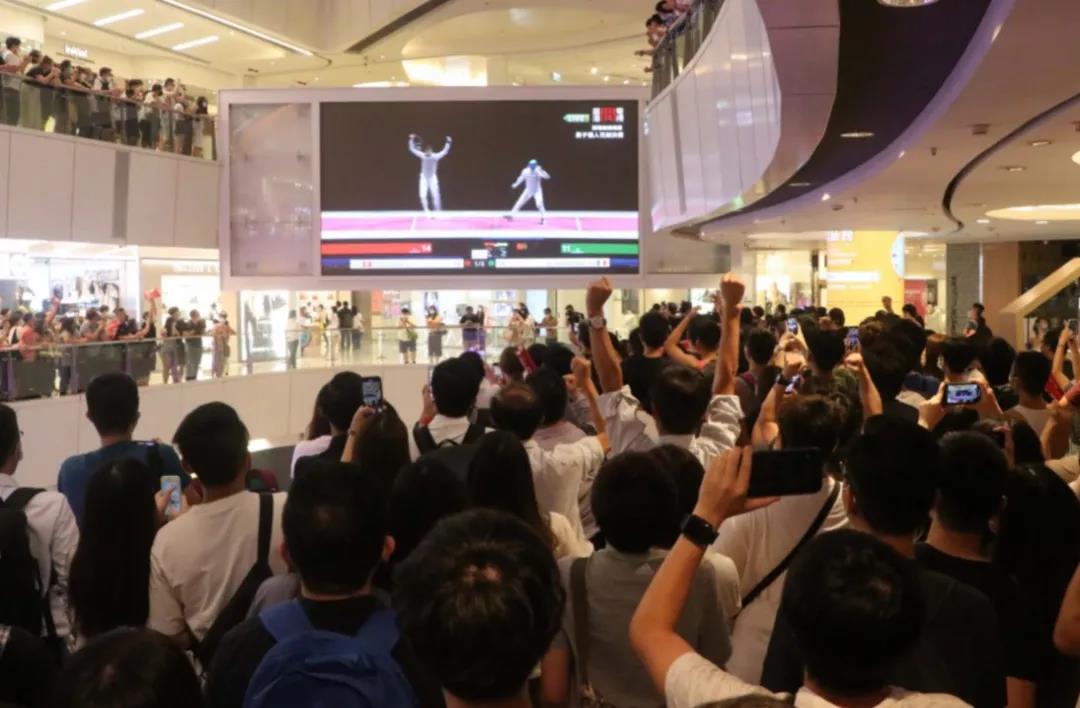 香港大叔挥舞国旗庆祝何诗蓓摘银，遭骚扰后发言怒斥休闲区蓝鸢梦想 - Www.slyday.coM