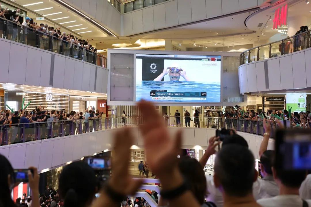 香港大叔挥舞国旗庆祝何诗蓓摘银，遭骚扰后发言怒斥休闲区蓝鸢梦想 - Www.slyday.coM