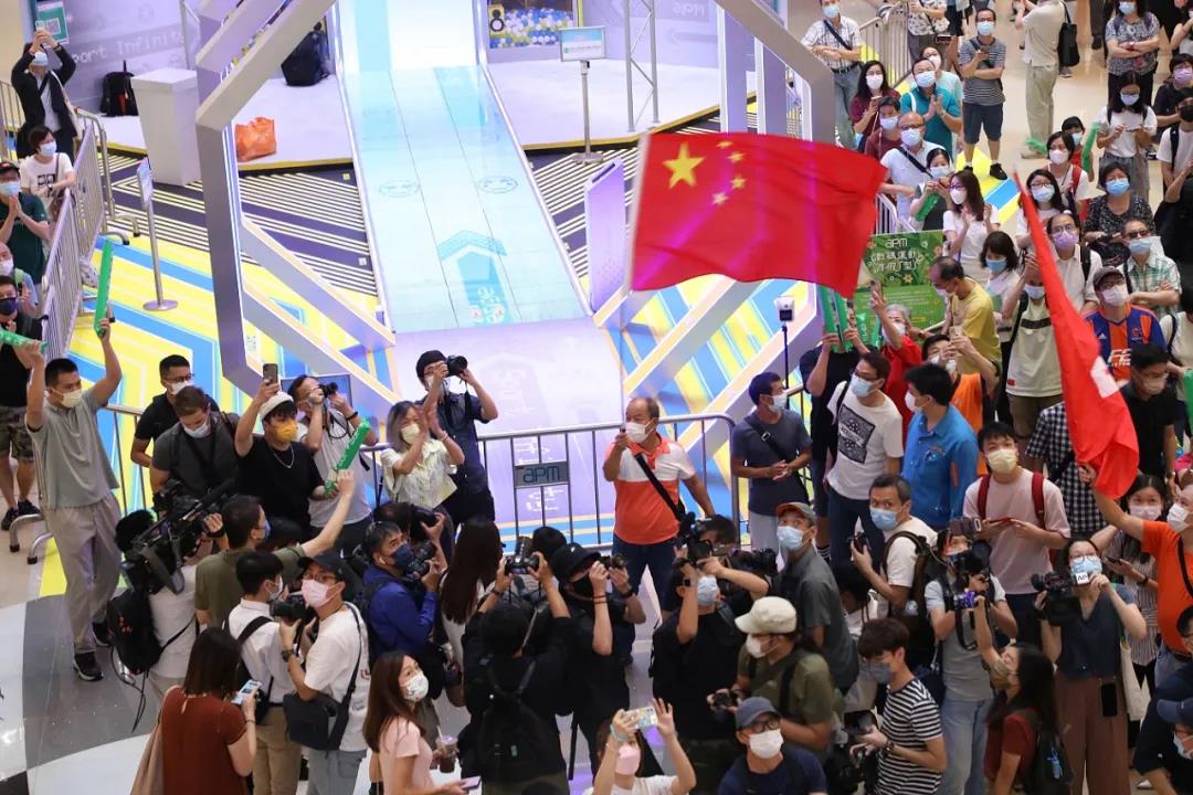 香港大叔挥舞国旗庆祝何诗蓓摘银，遭骚扰后发言怒斥休闲区蓝鸢梦想 - Www.slyday.coM