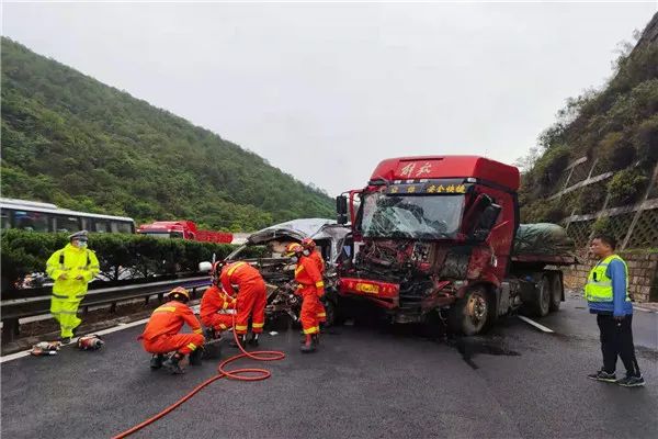 昆楚高速大货车与面包车相撞