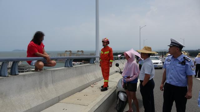 「视频」惊心动魄！茂名一女子跳桥瞬间被消防员抓住休闲区蓝鸢梦想 - Www.slyday.coM