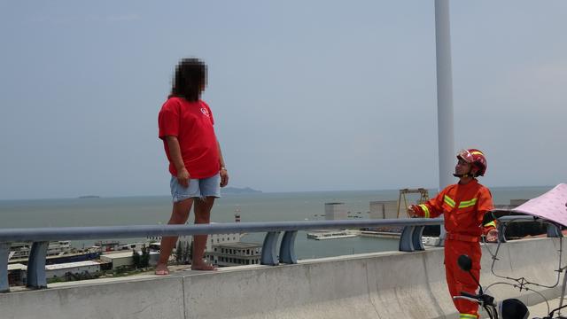 「视频」惊心动魄！茂名一女子跳桥瞬间被消防员抓住休闲区蓝鸢梦想 - Www.slyday.coM