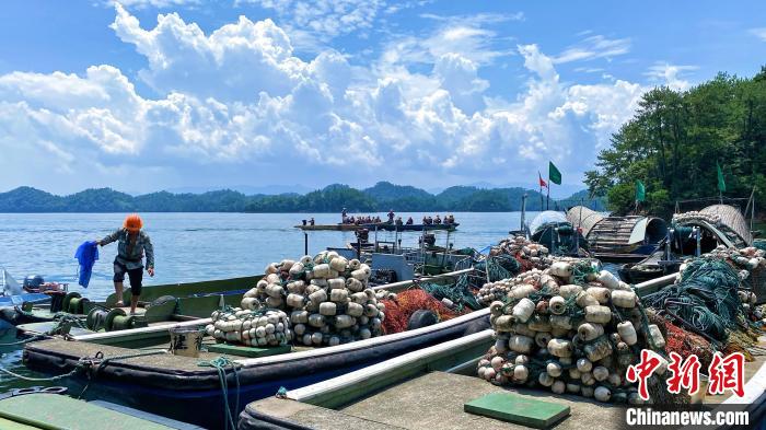 捕捞船靠岸. 钱晨菲 摄