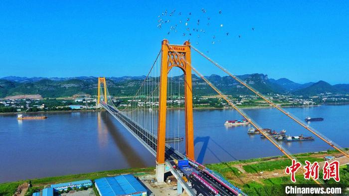 宜昌伍家岗长江大桥主桥“一跨过江”。周星亮 摄
