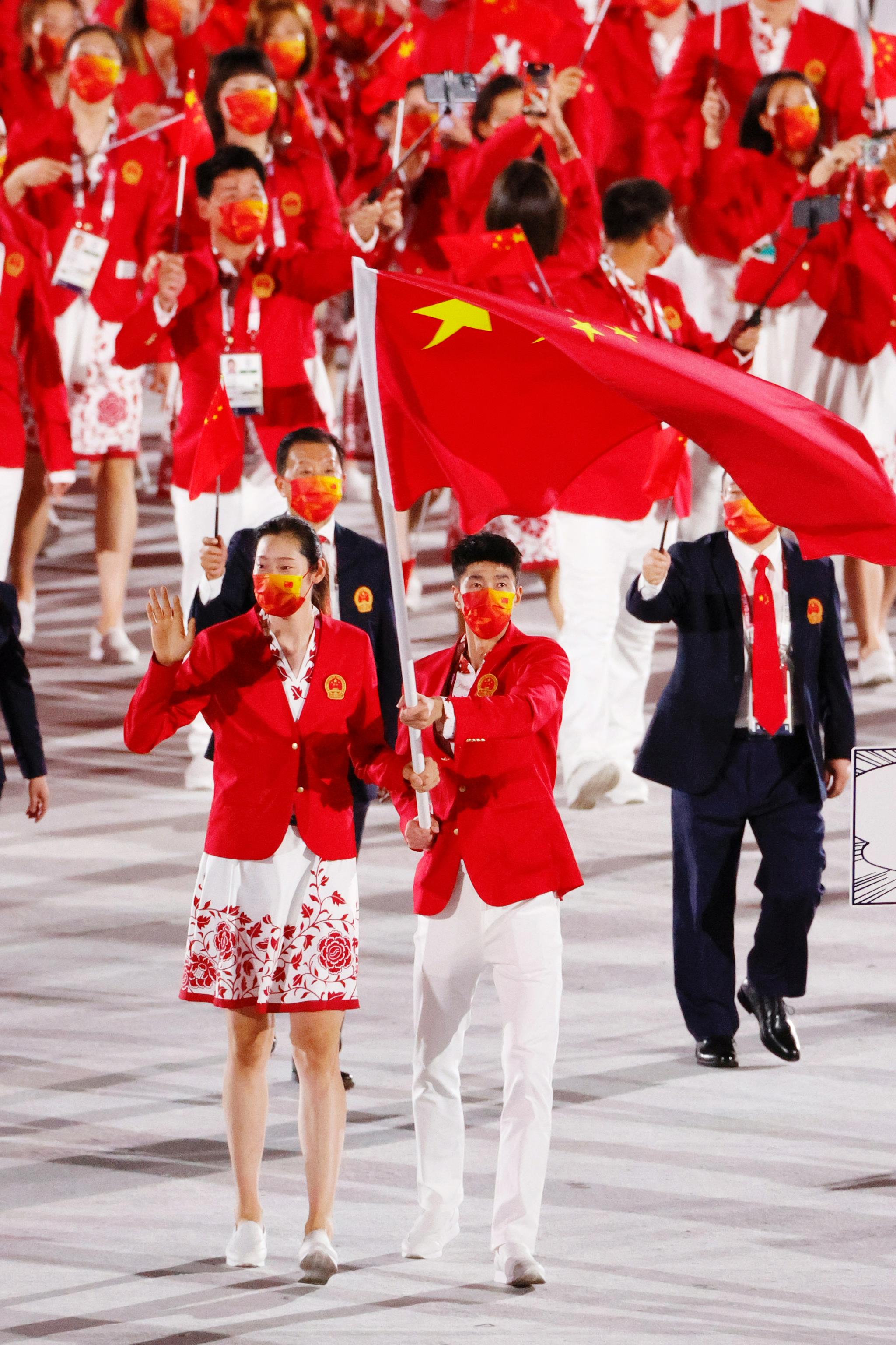 赵帅和朱婷担任旗手.