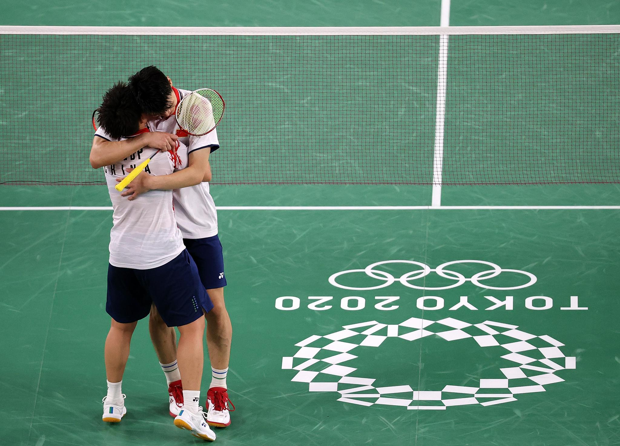 场内爆发出掌声,王懿律,黄东萍兴奋地躺倒在地,随后起身拥抱.