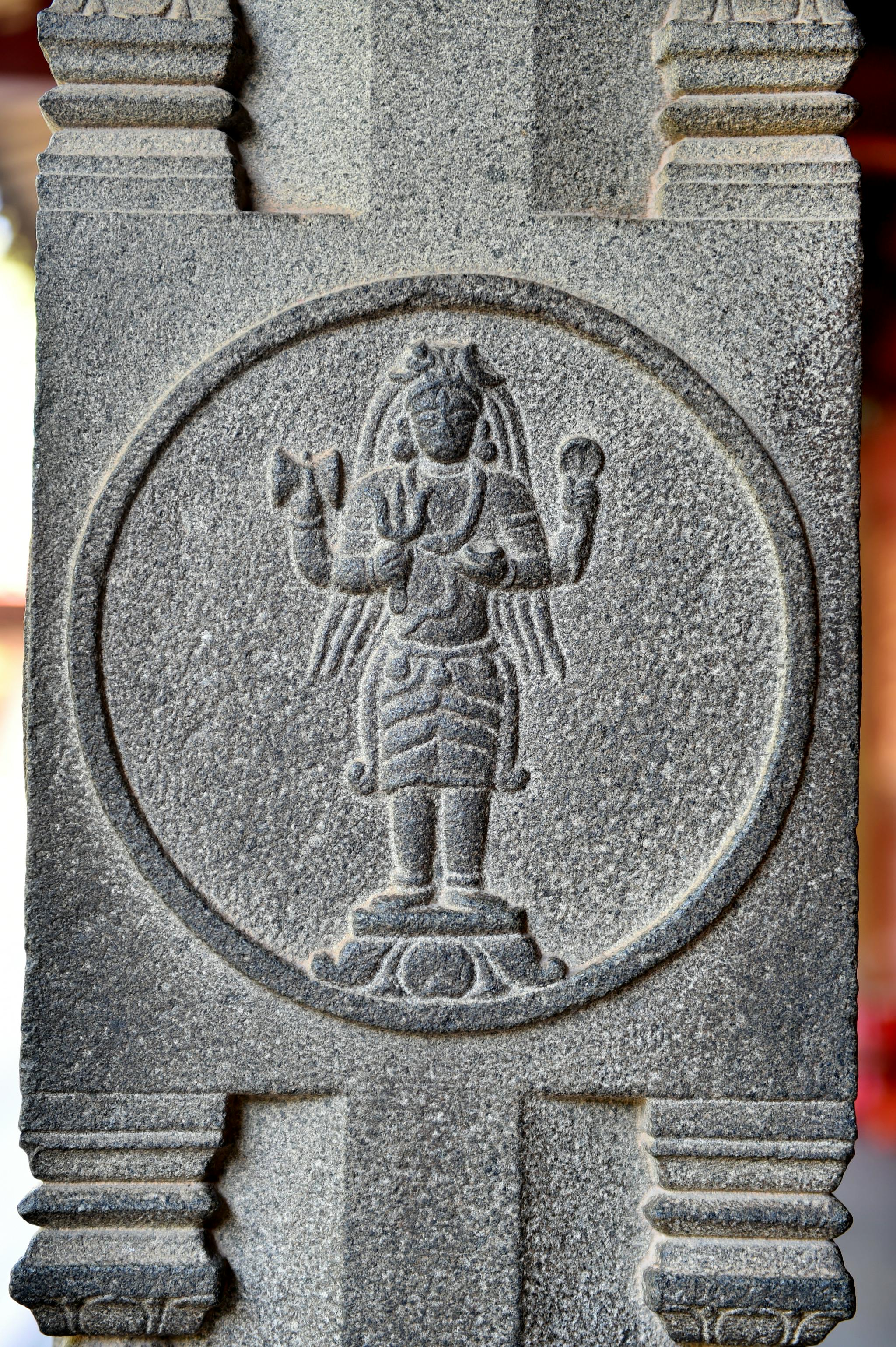 开元寺大雄宝殿外有两根刻有婆罗门神祇图案的石柱