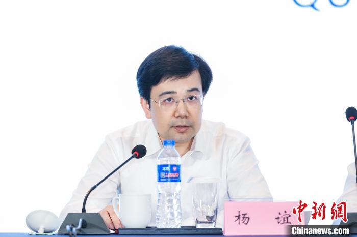 图为重庆市中新示范项目管理局副局长杨谊答投资者问。　重庆国际物流枢纽园区供图