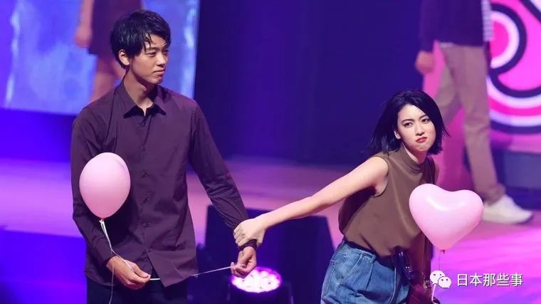 竹内凉真带三吉彩花见父母面对采访否认结婚传闻 竹内凉真 三吉彩花 吉谷彩子 新浪娱乐 新浪网