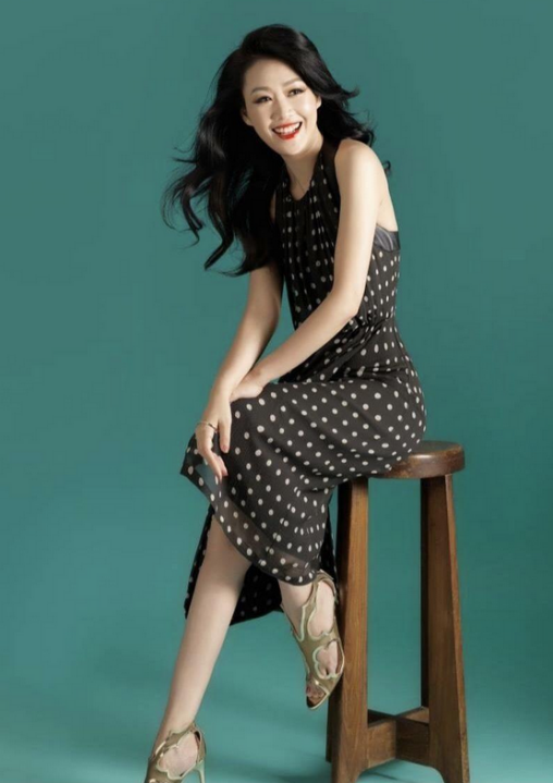 梁小冰虽然到了大婶的年纪穿红裙娇媚又明艳51岁仍有少女感