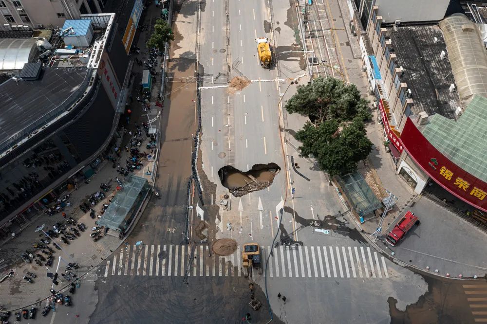 郑州市钱塘路陇快速路的一处路面塌陷，路面下存满积水。