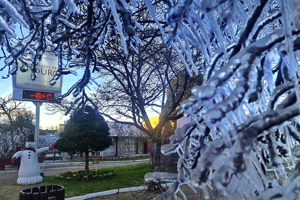 巴西遭寒潮袭击，南部多地出现罕见降雪