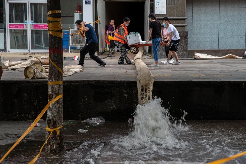 郑州市钱塘路陇快速路的一处路面塌陷，路面下存满积水。