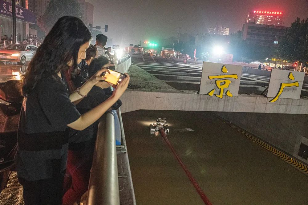 郑州市钱塘路陇快速路的一处路面塌陷，路面下存满积水。