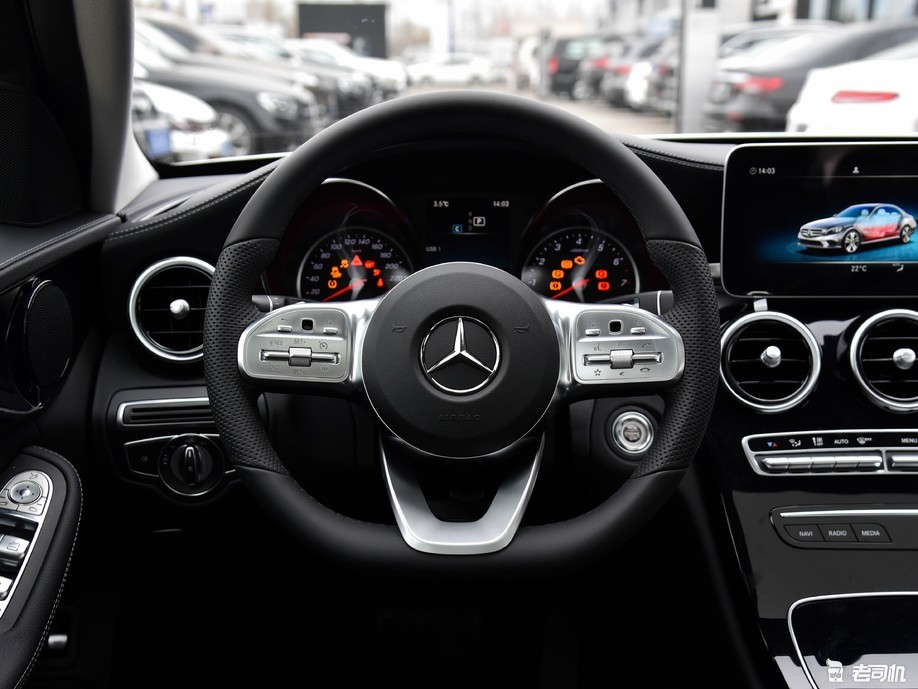 坐进车内,奔驰c级 2021款 c 200 l 动感型运动版内饰视觉效果非常的不