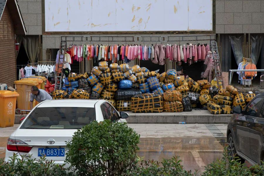 陇海快速路旁的一家服装市场外，商户在晾晒货物。