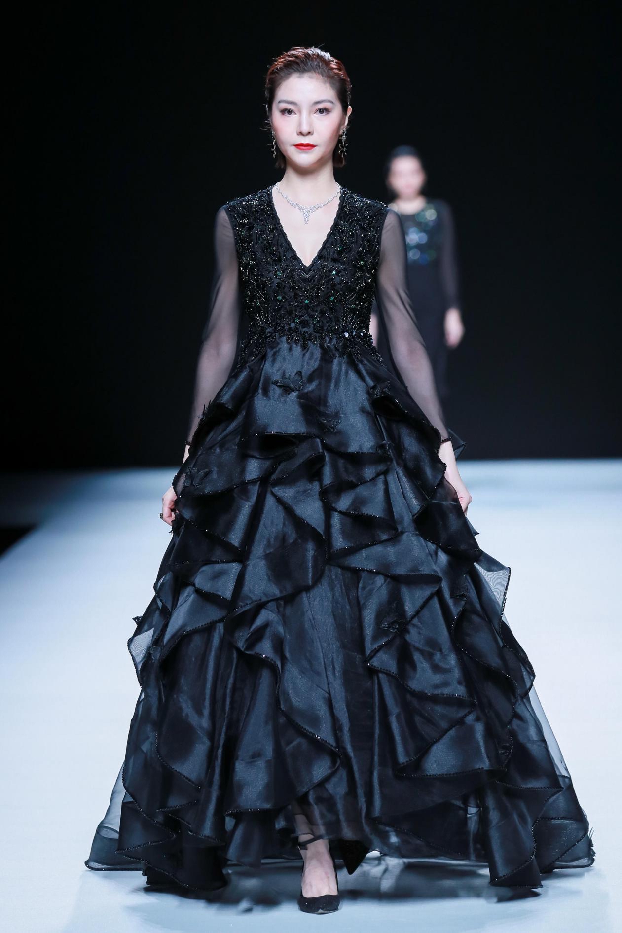 2021时尚深圳开幕,首场大秀就很吸睛!