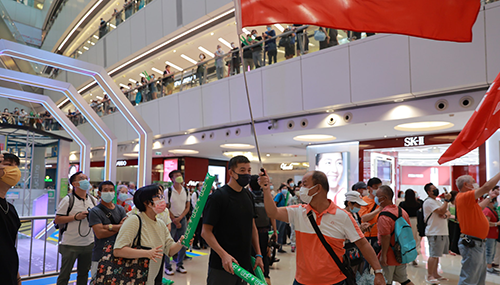 香港大叔挥舞国旗庆祝何诗蓓摘银，遭骚扰后发言怒斥休闲区蓝鸢梦想 - Www.slyday.coM