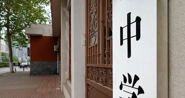 一名农村家庭出身的普通女孩,现就读二本院校,改变了现实休闲区蓝鸢梦想 - Www.slyday.coM