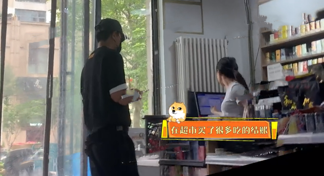 贾乃亮买零食探望女儿,甜馨见爸爸超开心,蹦蹦跳跳一脚跨过护栏休闲区蓝鸢梦想 - Www.slyday.coM 贾乃亮买零食探望女儿,甜馨见爸爸超开心,蹦蹦跳跳一脚跨过护栏休闲区蓝鸢梦想 - Www.slyday.coM