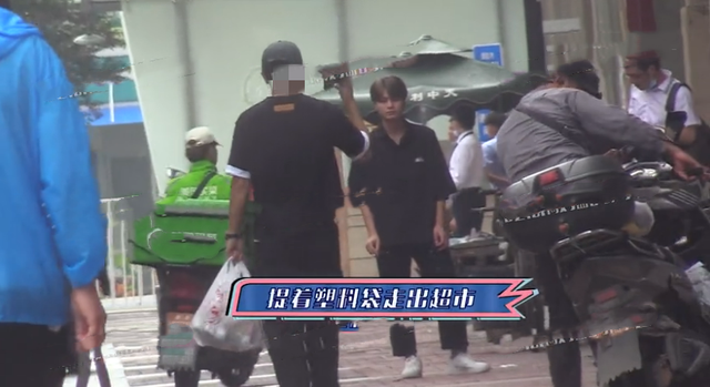 贾乃亮买零食探望女儿,甜馨见爸爸超开心,蹦蹦跳跳一脚跨过护栏休闲区蓝鸢梦想 - Www.slyday.coM 贾乃亮买零食探望女儿,甜馨见爸爸超开心,蹦蹦跳跳一脚跨过护栏休闲区蓝鸢梦想 - Www.slyday.coM