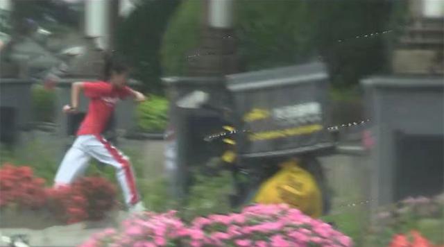 贾乃亮买零食探望女儿,甜馨见爸爸超开心,蹦蹦跳跳一脚跨过护栏休闲区蓝鸢梦想 - Www.slyday.coM 贾乃亮买零食探望女儿,甜馨见爸爸超开心,蹦蹦跳跳一脚跨过护栏休闲区蓝鸢梦想 - Www.slyday.coM