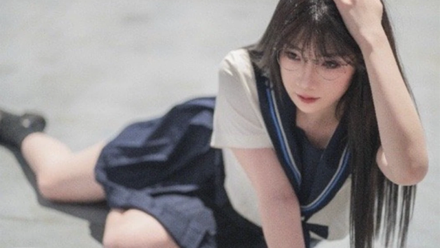 保安来了也拦不住?大爷cos亚索乱入cj现场,放话要挑战小姐姐