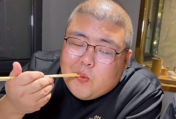 大蒜涛模仿大logo走奢侈吃播路线网友香啊造啊吃完吐泡泡