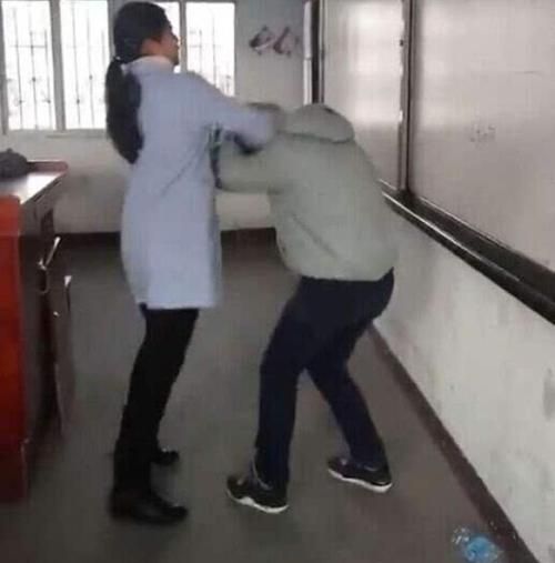 不能容忍山西一中学老师扇学生耳光被解聘网友处罚太轻了