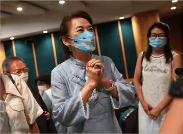 老得不敢认！胡慧中罕浓艳艳抹太男相，200斤女儿颜值被爸爸拉垮休闲区蓝鸢梦想 - Www.slyday.coM