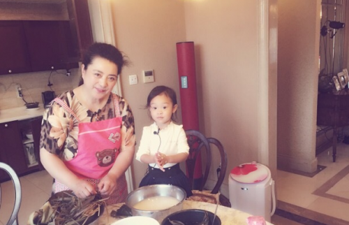 贾乃亮买零食探望女儿,甜馨见爸爸超开心,蹦蹦跳跳一脚跨过护栏休闲区蓝鸢梦想 - Www.slyday.coM 贾乃亮买零食探望女儿,甜馨见爸爸超开心,蹦蹦跳跳一脚跨过护栏休闲区蓝鸢梦想 - Www.slyday.coM